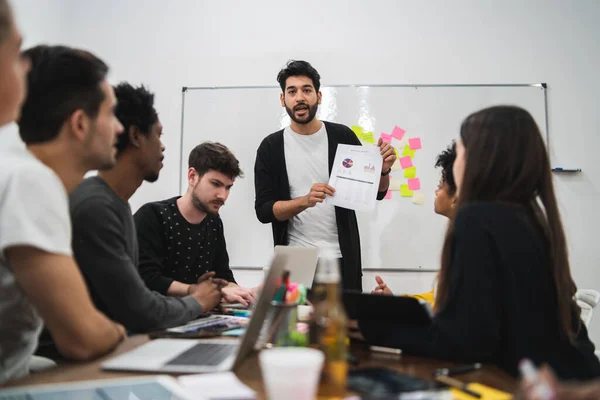 Manager Leitet Ein Brainstorming Meeting Mit Einer Gruppe Kreativer Designer — Stockfoto