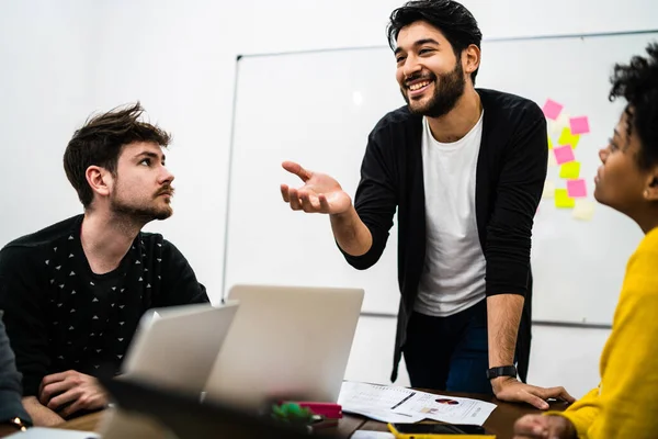 Gerente Dirigiendo Una Reunión Lluvia Ideas Con Grupo Diseñadores Creativos — Foto de Stock