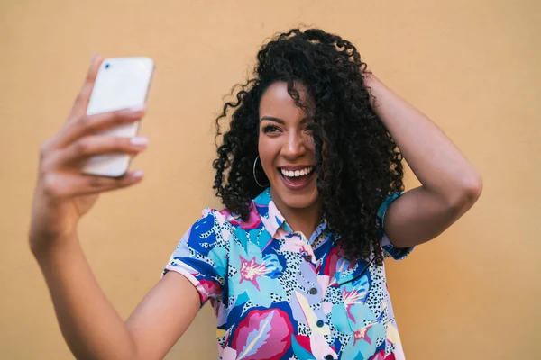 Retrato Una Mujer Afro Tomando Selfies Con Móvil Contra Pared —  Fotos de Stock