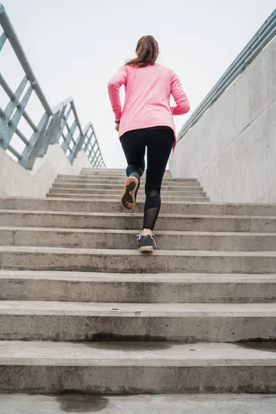 Портрет Спортивної Жінки Бігає Сходах Відкритому Повітрі Фітнес Спорт Концепції — стокове фото