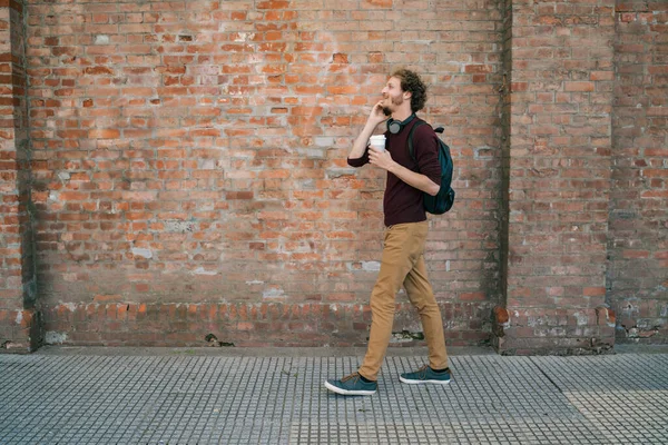 Retrato Del Joven Hablando Por Teléfono Mientras Camina Aire Libre — Foto de Stock