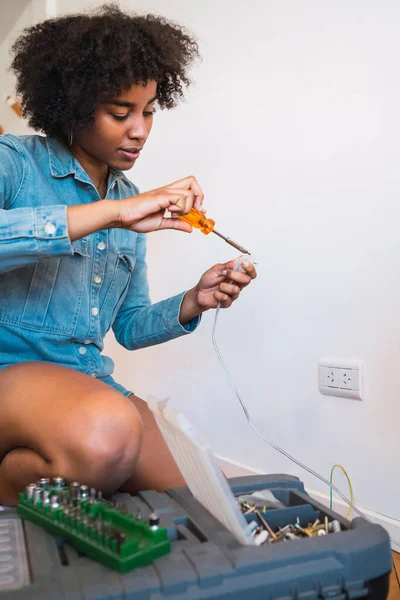 Retrato Jovem Afro Mulher Consertando Algo Com Uma Chave Fenda — Fotografia de Stock