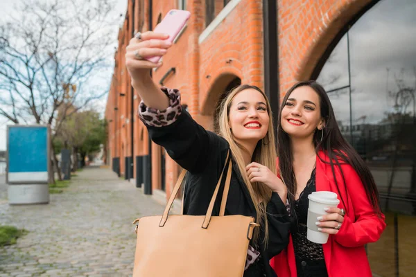 Retrato Dois Jovens Amigos Tirando Uma Selfie Com Telefone Celular — Fotografia de Stock