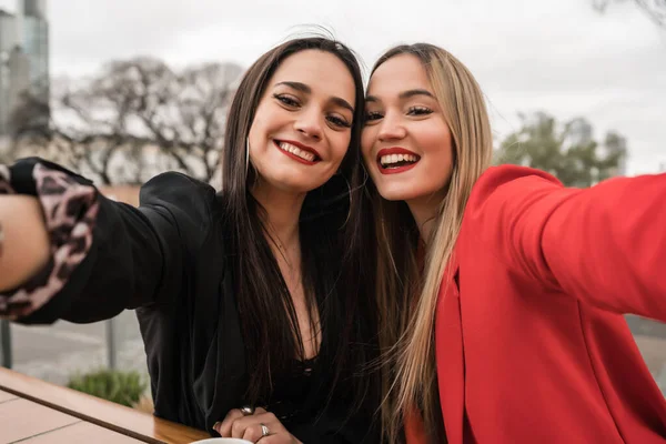 Retrato Dois Jovens Amigos Tirando Uma Selfie Juntos Enquanto Estavam — Fotografia de Stock
