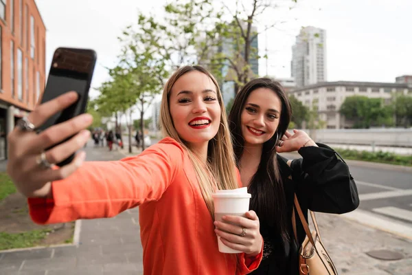 Retrato Dois Jovens Amigos Tirando Uma Selfie Com Telefone Celular — Fotografia de Stock
