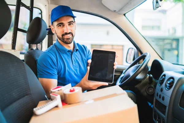 Portret Van Een Bezorger Die Een Digitale Tablet Gebruikt Terwijl — Stockfoto