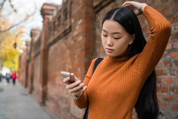 Retrato Una Joven Asiática Usando Teléfono Móvil Aire Libre Calle —  Fotos de Stock