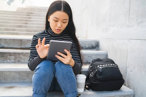 Retrato Jovem Mulher Asiática Usando Seu Tablet Digital Enquanto Sentada — Fotografia de Stock