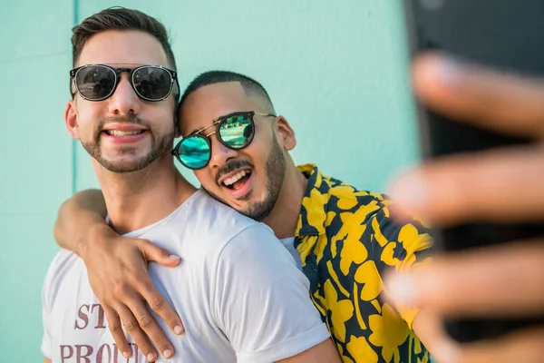 Retrato Casal Gay Feliz Passar Tempo Juntos Tirar Uma Selfie — Fotografia de Stock