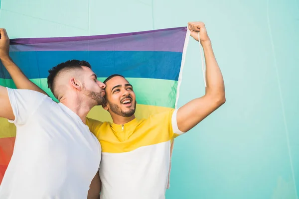 Retrato Una Joven Pareja Gay Abrazando Mostrando Amor Con Bandera —  Fotos de Stock