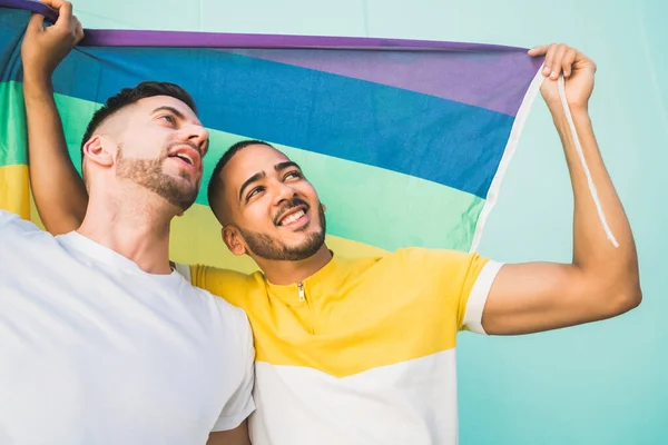 通りに虹の旗で彼らの愛を受け入れ 示す若いゲイのカップルの肖像画 Lgbtと愛の概念 — ストック写真