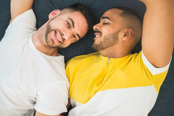 幸せなゲイのカップルの肖像画は時間を費やして床に横になっています Lgbt Love Concept — ストック写真