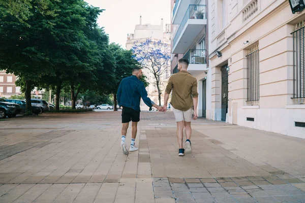 Retrato Feliz Pareja Gay Pasando Tiempo Juntos Tomados Mano Calle — Foto de Stock