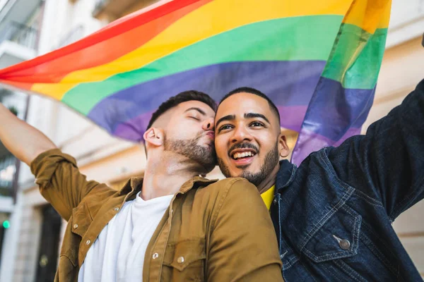 通りに虹の旗で彼らの愛を受け入れ 示す若いゲイのカップルの肖像画 Lgbtと愛の概念 — ストック写真
