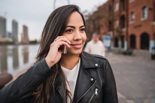 Portrét Mladé Latinské Ženy Jak Venku Ulici Povídá Telefonu Urban — Stock fotografie