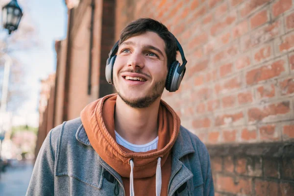 Portret Van Een Knappe Jonge Man Die Naar Muziek Luistert — Stockfoto