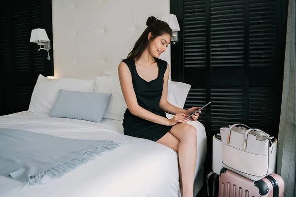 Retrato Una Joven Empresaria Usando Teléfono Móvil Habitación Del Hotel — Foto de Stock