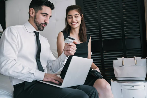 Retrato Dois Jovens Empresários Usando Cartão Crédito Para Pagamento Line — Fotografia de Stock