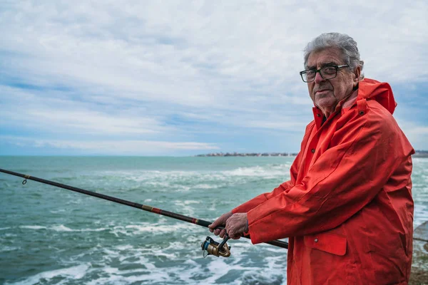 Retrato Homem Sênior Pescando Mar Desfrutando Vida Conceito Pesca Desporto — Fotografia de Stock