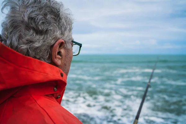 Portret Van Een Oudere Man Die Zee Vist Geniet Van — Stockfoto