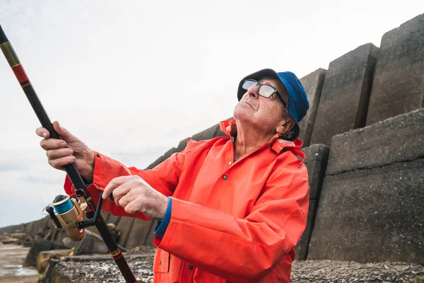 Portrait Vieil Homme Jouissant Temps Libre Pêchant Sur Les Rochers — Photo