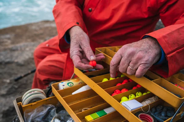 Primer Plano Pescador Poniendo Cebo Con Caja Equipo Pesca Concepto — Foto de Stock