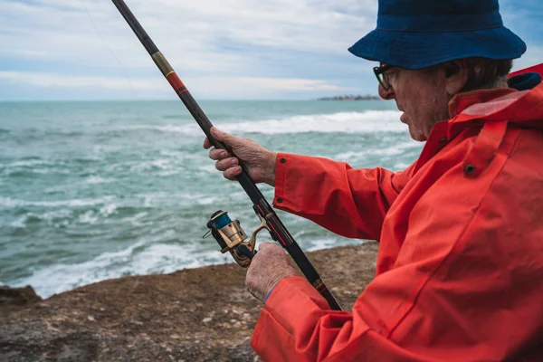 Portrait Homme Âgé Pêchant Dans Mer Profitant Vie Concept Pêche — Photo