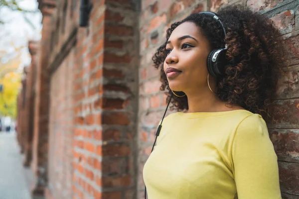 Egy Fiatal Afro Amerikai Portréja Aki Fülhallgatóval Hallgatja Zenét Utcán — Stock Fotó