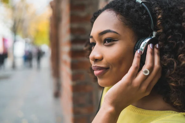 Egy Fiatal Afro Amerikai Portréja Aki Fülhallgatóval Hallgatja Zenét Utcán — Stock Fotó