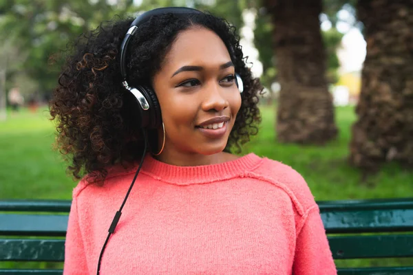 Retrato Mujer Afroamericana Sonriendo Escuchando Música Con Auriculares Parque Aire — Foto de Stock