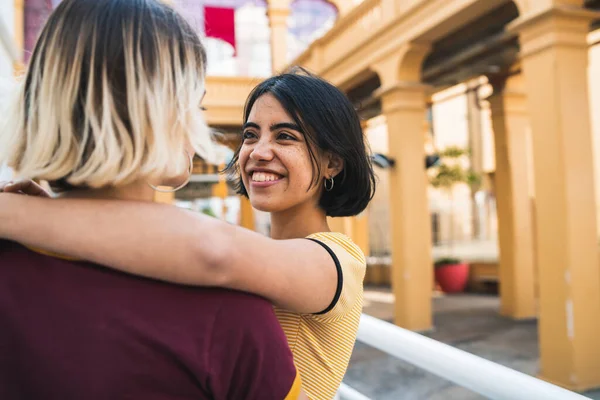 Retrato Feliz Pareja Lesbiana Pasando Tiempo Juntos Abrazándose Calle Concepto — Foto de Stock