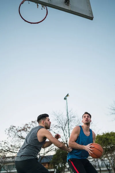 Portrait Two Young Friends Playing Basketball Having Fun Court Outdoors — Stock Photo, Image