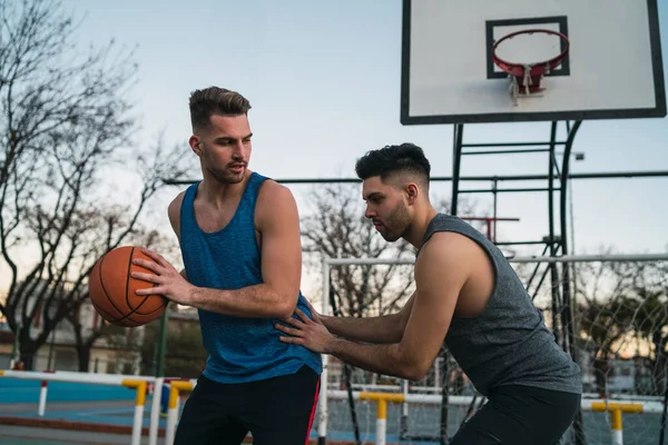 Retrato Dos Jóvenes Amigos Jugando Baloncesto Divirtiéndose Cancha Aire Libre — Foto de Stock