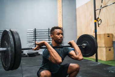 Halterle egzersiz yapan genç çapraz formda sporcunun portresi. Crossfit, spor ve sağlıklı yaşam tarzı konsepti.