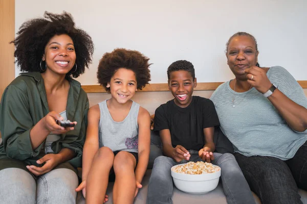 Portrét Afroamerické Babičky Matky Dětí Jak Dívají Film Jedí Popcorn — Stock fotografie