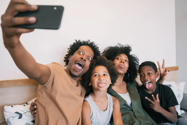 Porträtt Afroamerikansk Familj Som Tar Selfie Tillsammans Med Mobiltelefon Hemma — Stockfoto