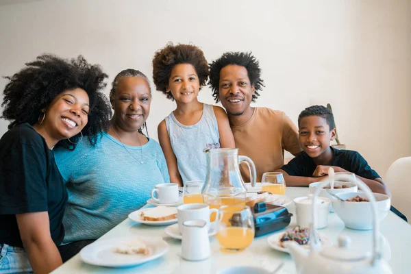 Portrét Afroamerické Rodiny Jak Spolu Snídají Doma Koncept Rodiny Životního — Stock fotografie