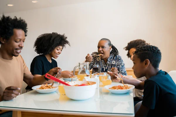 Portrét Afroamerické Rodiny Jak Spolu Obědvají Doma Koncept Rodiny Životního — Stock fotografie