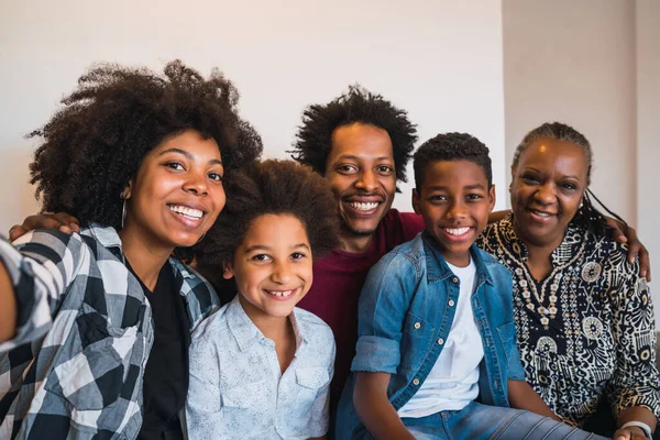 Porträtt Afrikansk Amerikansk Flergenerationsfamilj Som Tar Selfie Hemma Familj Och — Stockfoto