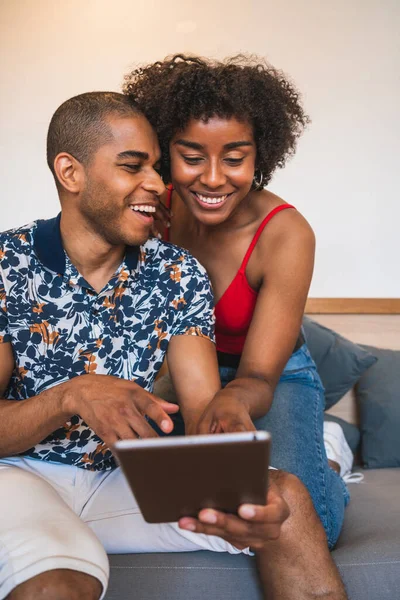 Retrato Pareja Latina Joven Relajándose Usando Tableta Digital Casa Compra —  Fotos de Stock