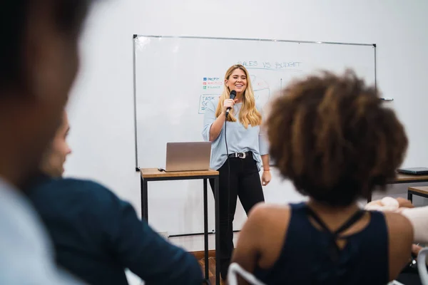 Amistosa Mujer Negocios Explicando Plan Trabajo Respondiendo Preguntas Sobre Una — Foto de Stock