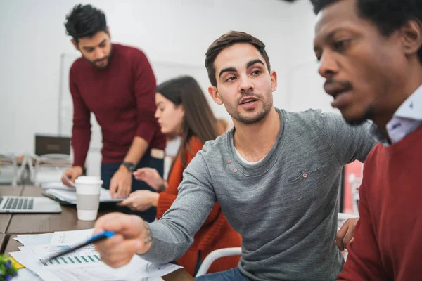 Dos Diseñadores Creativos Que Trabajan Juntos Proyecto Comparten Nuevas Ideas — Foto de Stock