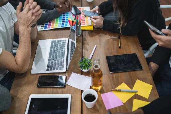 Grupo Empresarios Creativos Multiétnicos Que Trabajan Proyecto Tienen Una Reunión — Foto de Stock