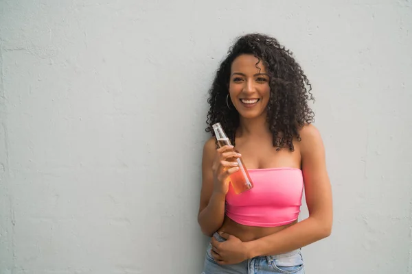 Портрет Молодой Афро Американской Латиноамериканки Наслаждающейся Пьющей Бутылку Пива Концепция — стоковое фото
