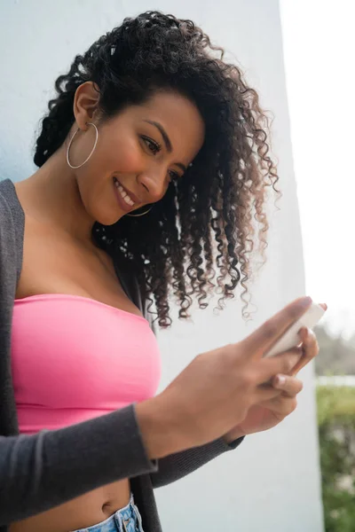 Retrato Una Joven Latina Afroamericana Usando Teléfono Móvil Enviando Mensajes —  Fotos de Stock