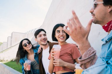 Birlikte eğlenen ve taze meyve suyu içerken eğlenen bir grup arkadaşın portresi. Yaşam tarzı ve arkadaşlık kavramı.