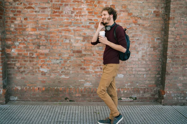 Retrato Del Joven Hablando Por Teléfono Mientras Camina Aire Libre — Foto de Stock