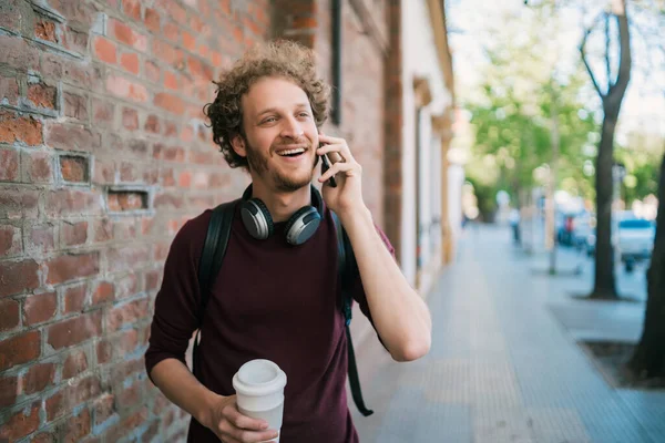 Portret Van Een Jongeman Die Aan Telefoon Praat Terwijl Hij — Stockfoto