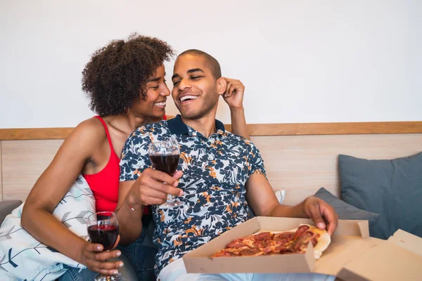 Ritratto Felice Giovane Coppia Latina Che Cena Insieme Beve Vino — Foto Stock