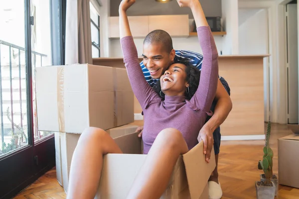 Retrato Feliz Pareja Latina Divirtiéndose Con Cajas Cartón Casa Nueva —  Fotos de Stock